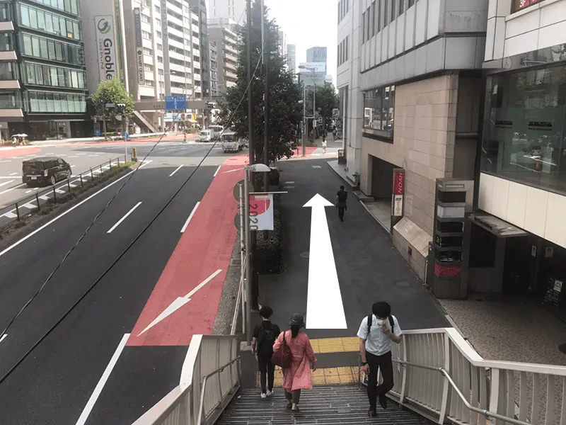 歩道橋を降りて直進